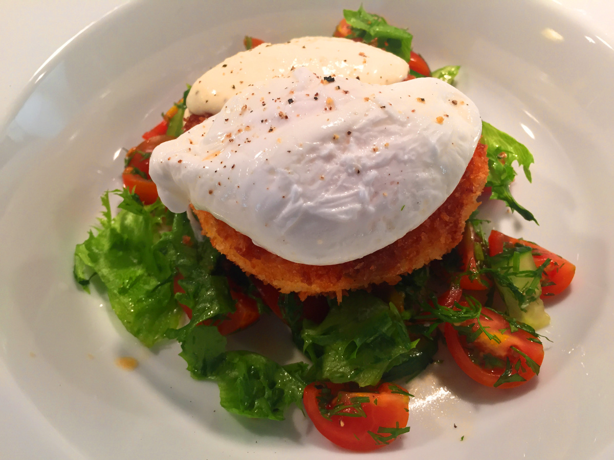 Panko fish cakes med pocherat ägg och pepparrot