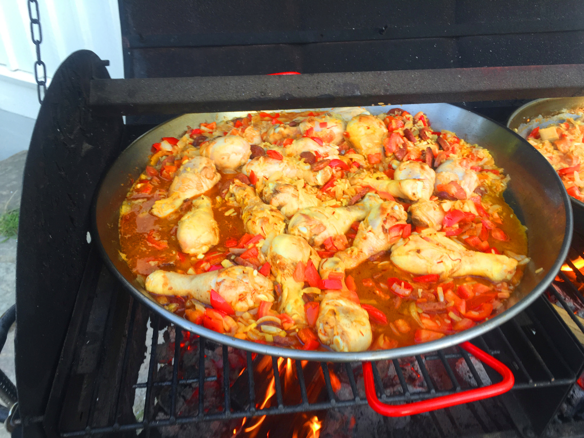 Paella med kyckling och räkor