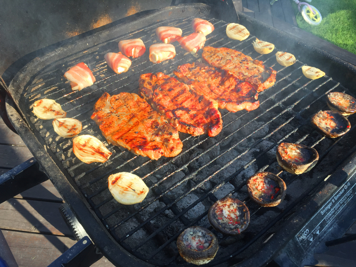 Grillad karré med chilivitlökschampinjoner, knipplök, la vache qui rit, basilikatzatziki och färskpotatis