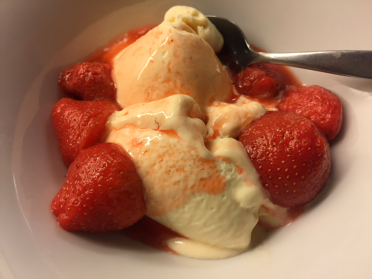 Tutti fruttiglass med jordgubbar sous vide