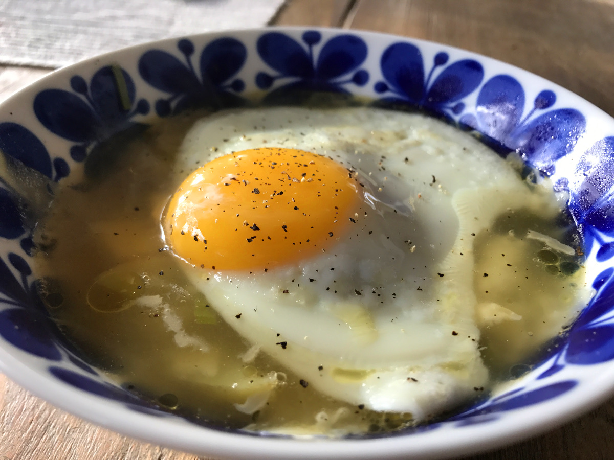 Potatis och löksoppa med tryffel och ägg
