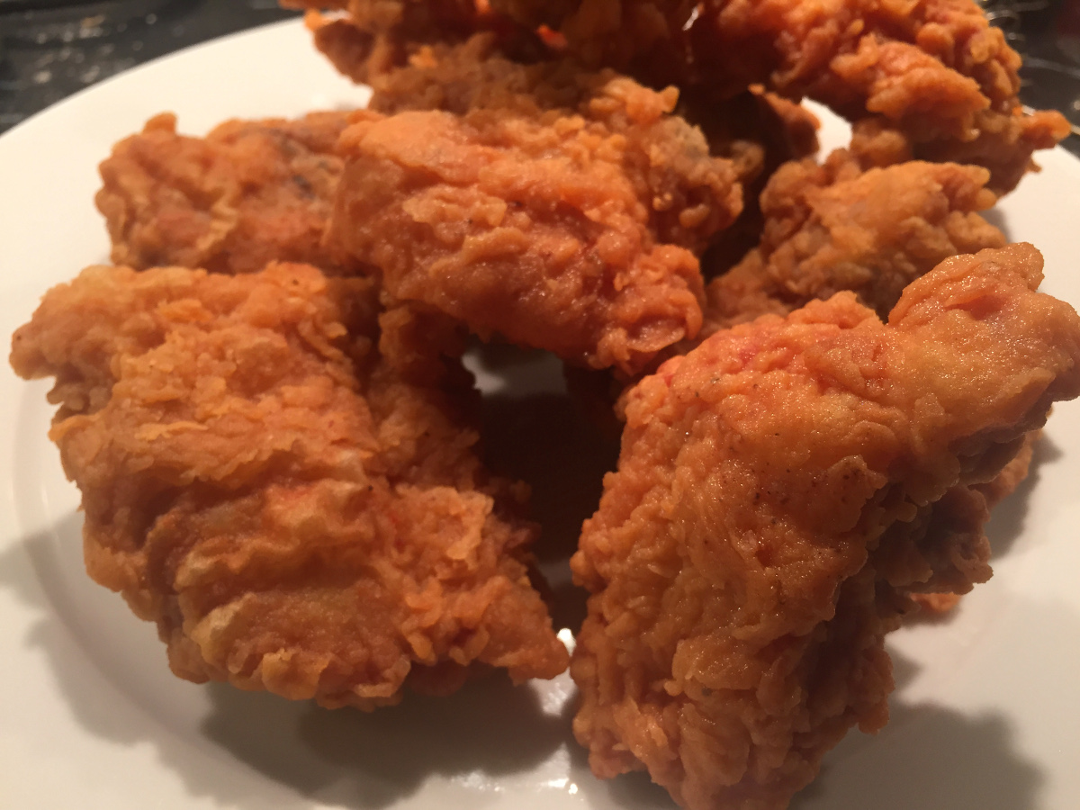 Friterad kyckling (KFC-style) med honungssås och deltasås