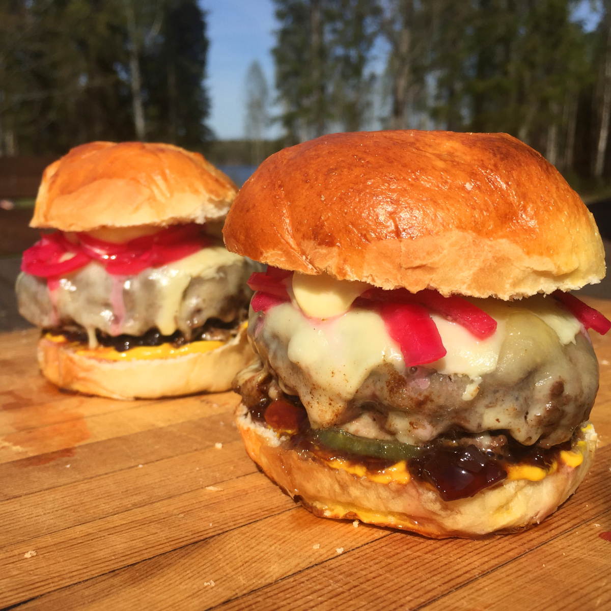 Hamburgare med tryffelmajonnäs, dubbel lök och svarta sara