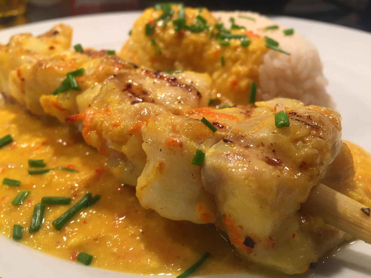 Grillade fiskspett på citrongräs med indonesisk curry