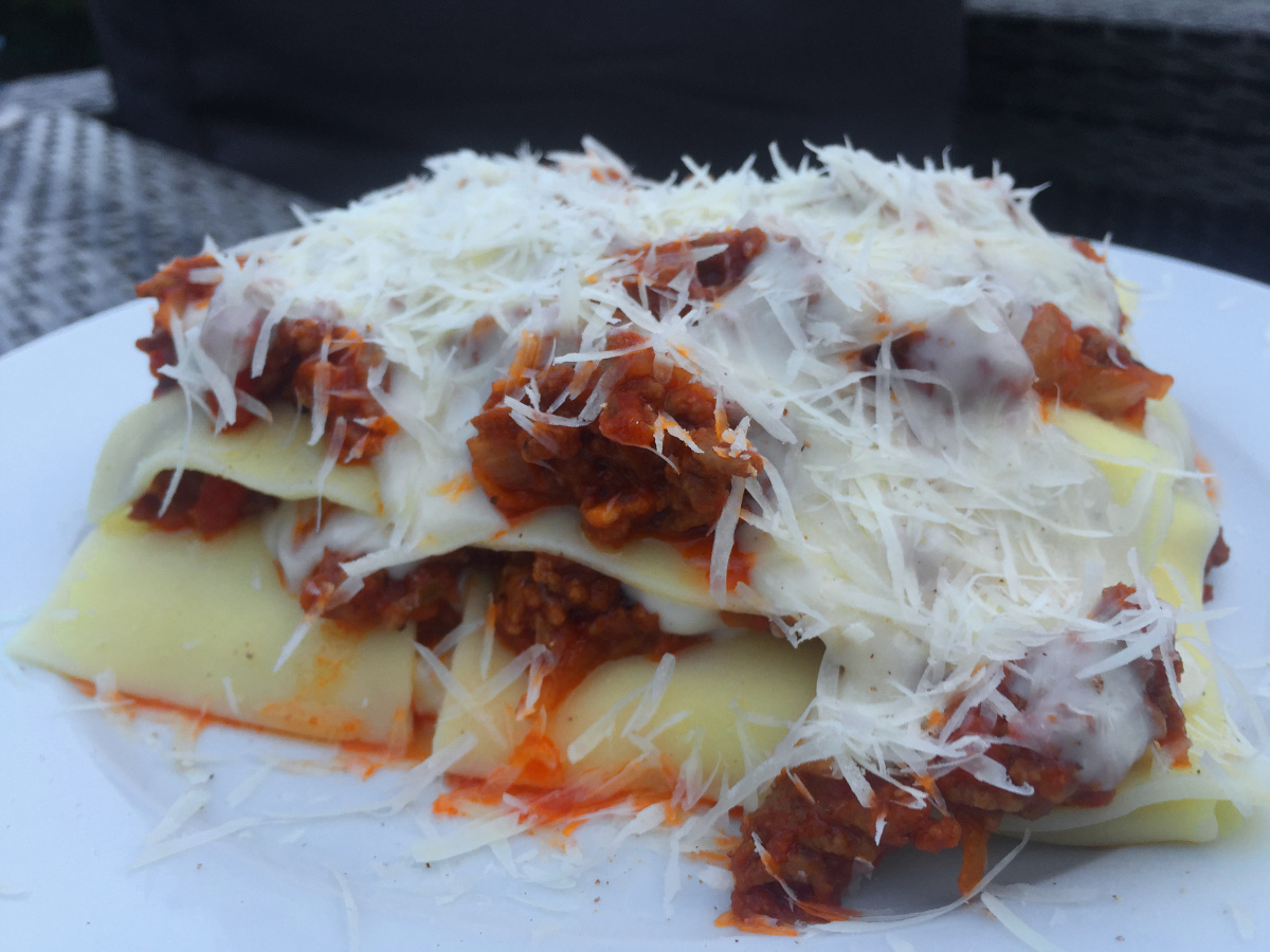Öppen lasagne med köttfärssås och ostsås