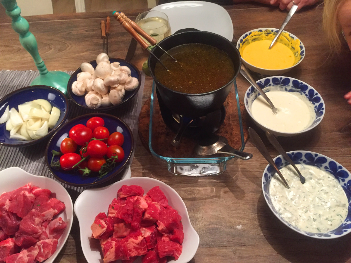 Köttfondue med pepparrotssås, saffran och tomatsås och kall bearnaise