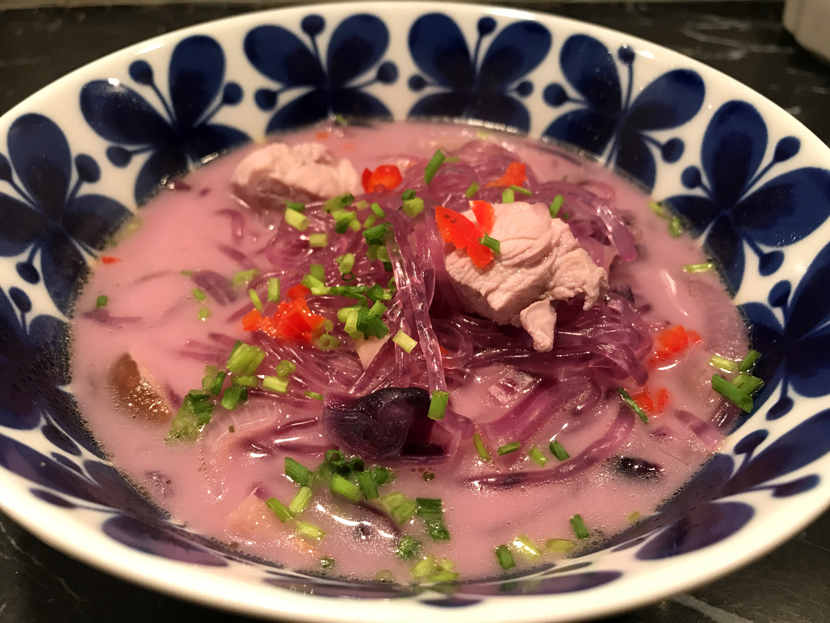 Lila thaisoppa med lime, kyckling, rödkål och sjögräsnudlar