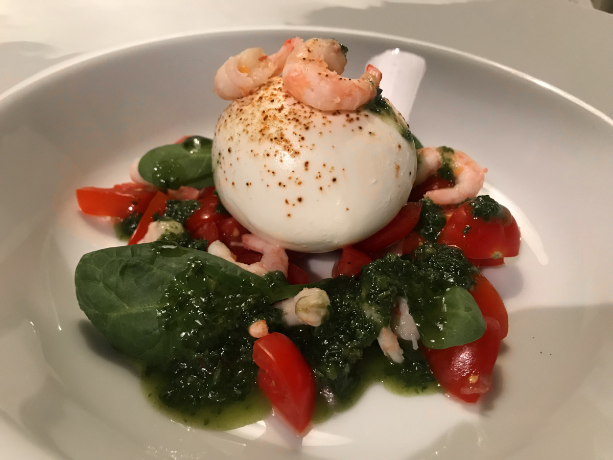 Burrata med räkor, örtolja och tomat