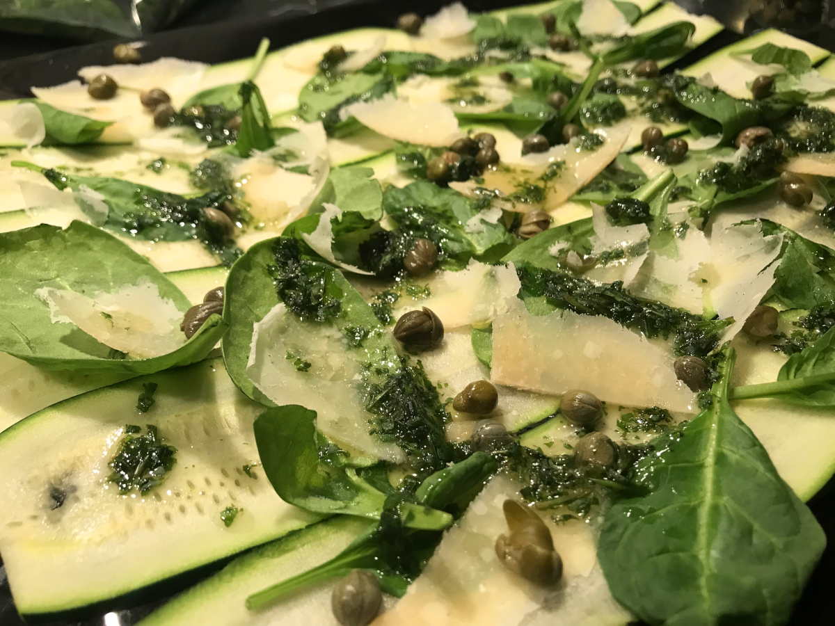 Zucchinicarpaccio med parmesan, mynta och kapris