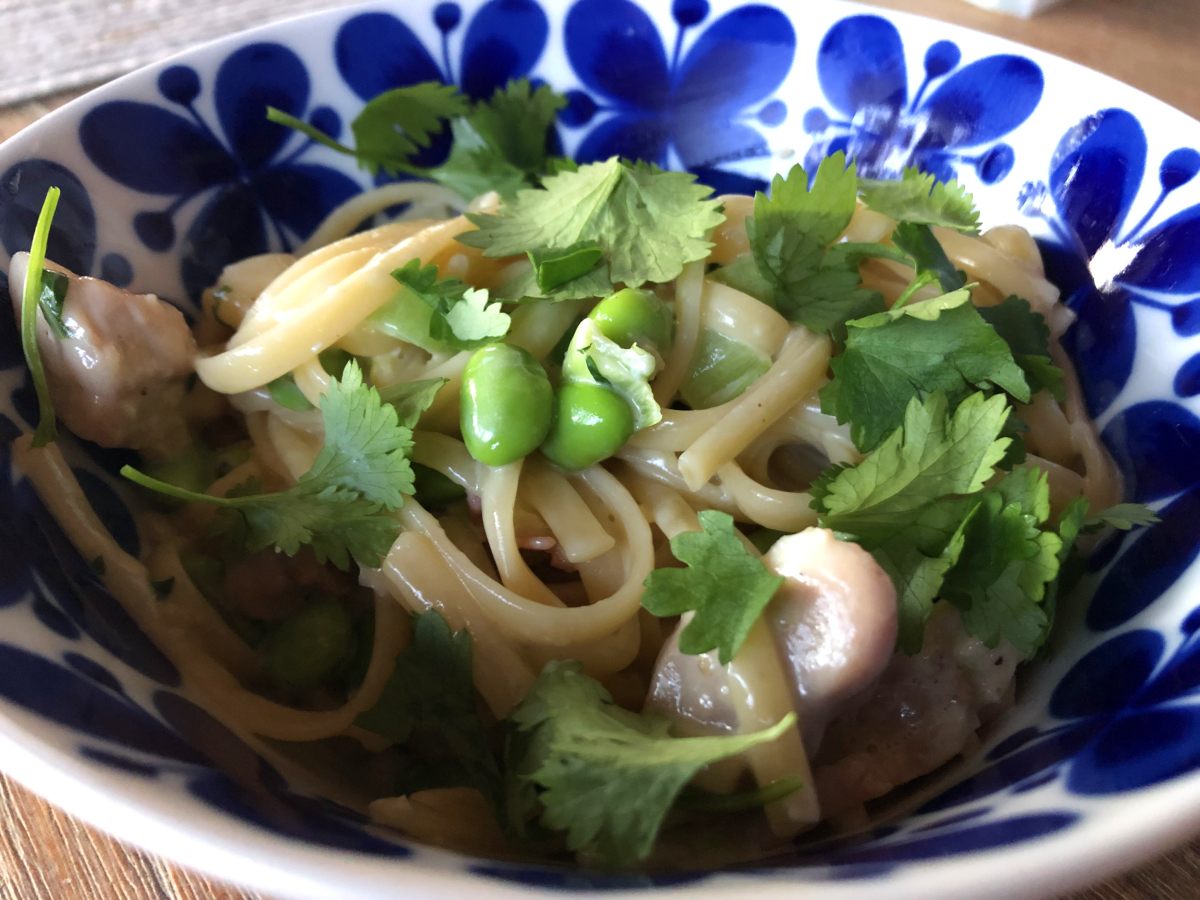 Asiatisk pasta med kyckling och bacon