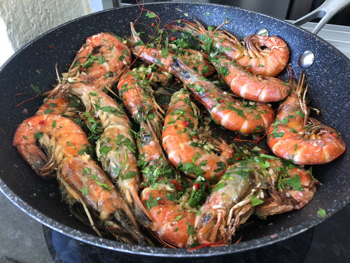 Gambas a la plancha med vitlök, chili och persilja